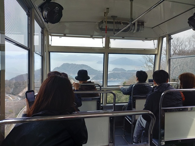 ケーブルカー車内