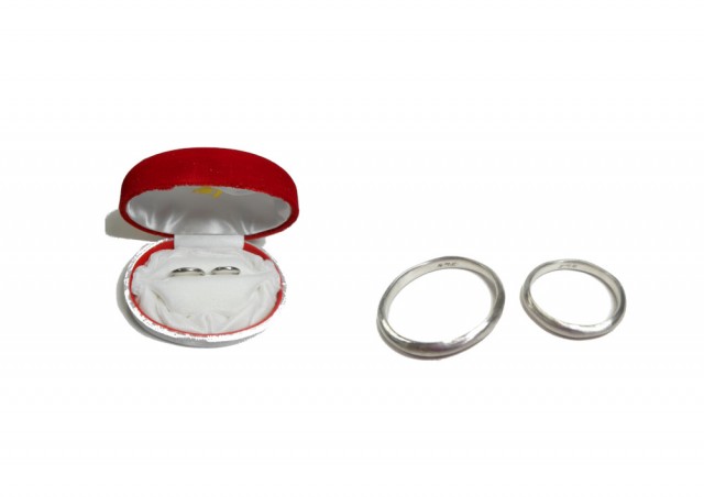 オーダーメード手作りプラチナ結婚指輪です。今までの概念と全く反対の指輪でした。