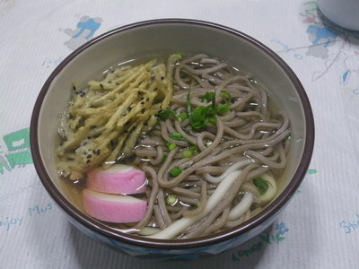 ごぼう天とかまぼこをトッピングに年越し蕎麦☆