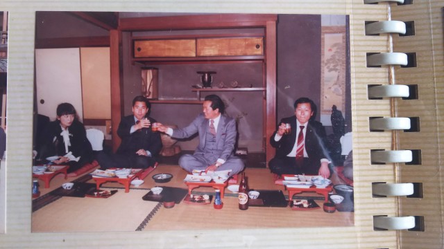 金日成と会った事のある平沼社長(真ん中)と私の母(左端)の写真（尼産マイホームセンターの社員旅行）
