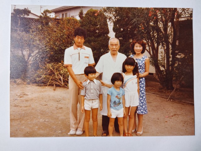 子供の頃、親戚が集まった時に岡山家の祖父の病院の前で撮った写真